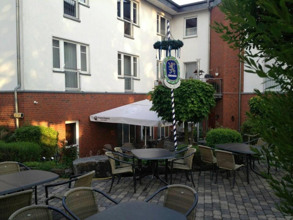 Restaurant/places to eat, Facade/entrance, Balcony/Terrace