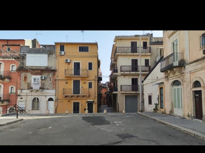 Property building, Neighbourhood, Landmark view, Street view, Location, Parking