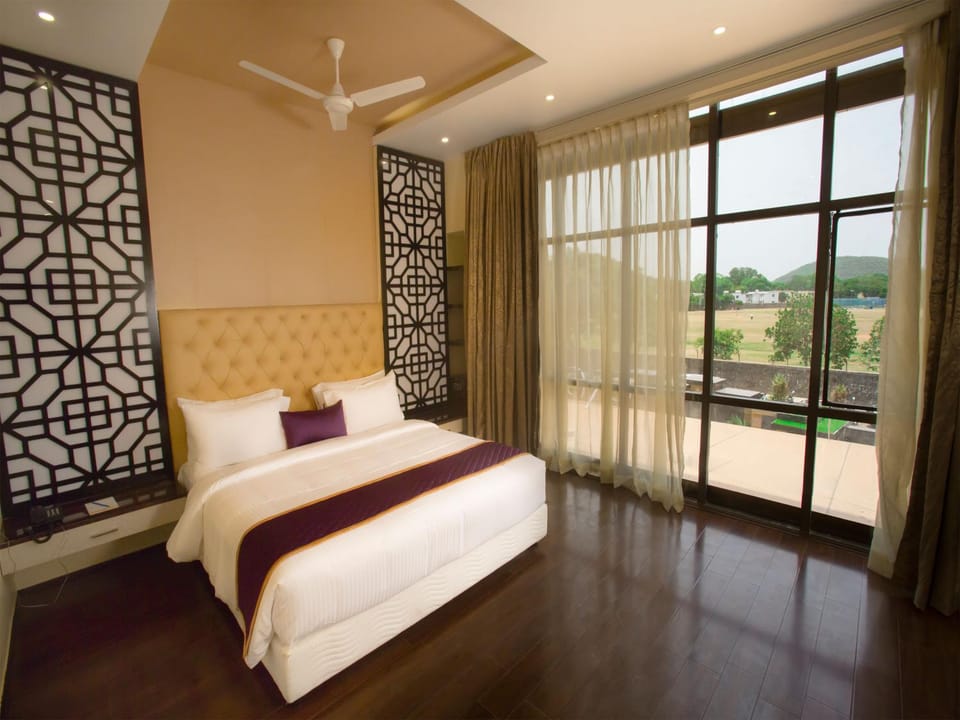 Bedroom, Street view
