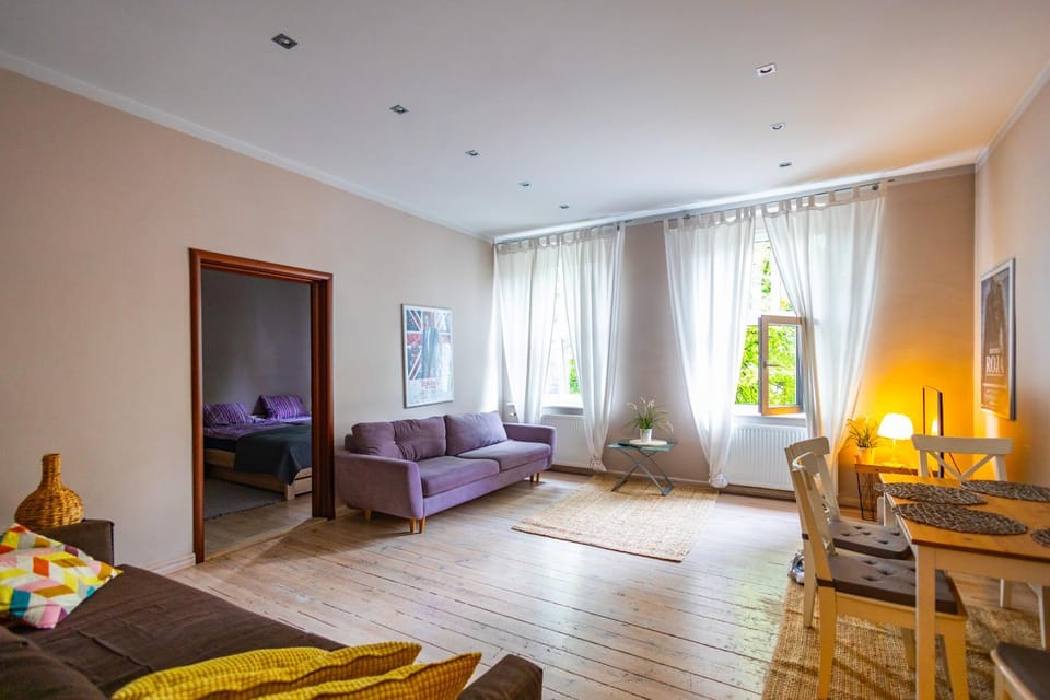 Bed, TV and multimedia, Living room