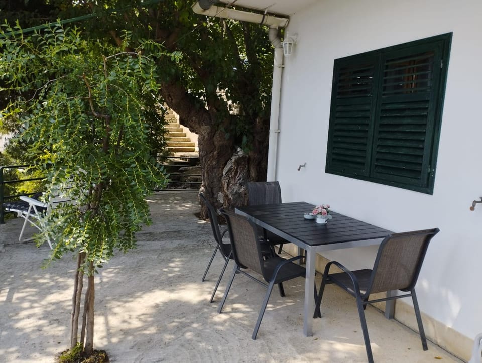 House B - with spacious terrace and beautiful view Apartment in Split-Dalmatia County