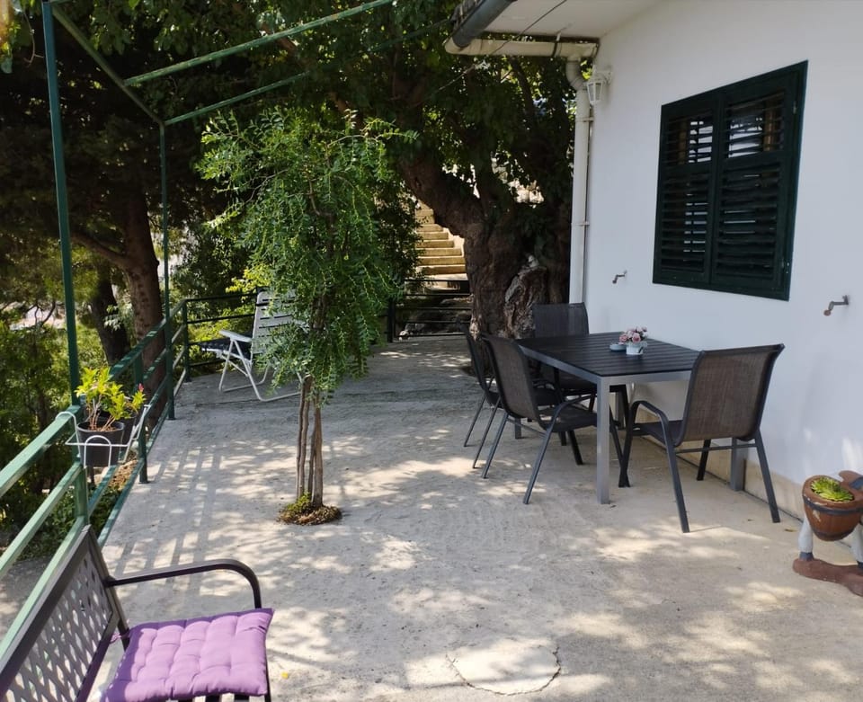 House B - with spacious terrace and beautiful view Apartment in Split-Dalmatia County