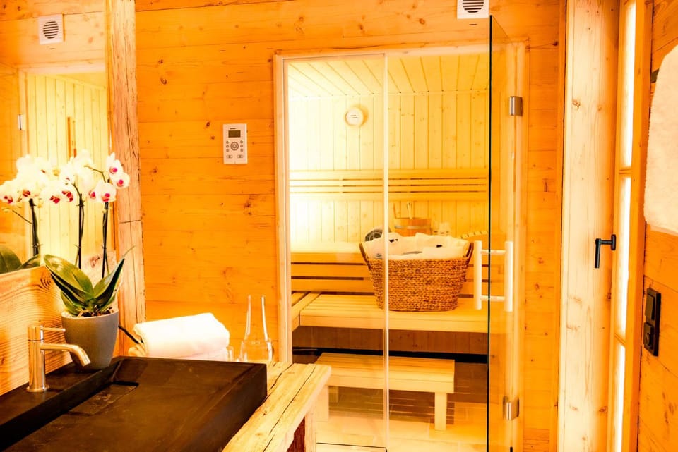 Sauna, Area and facilities