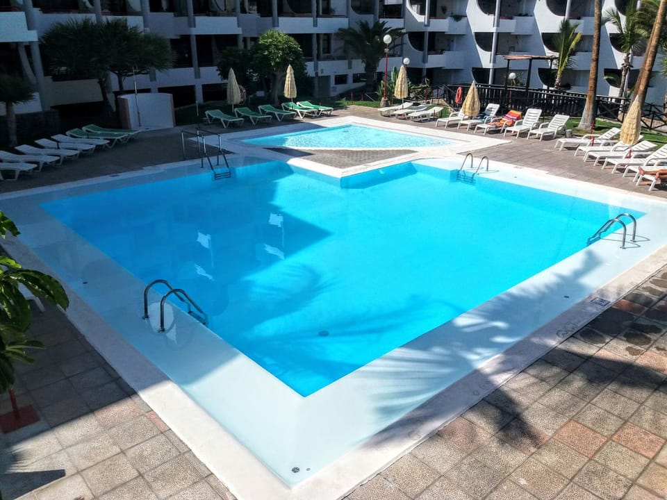 Swimming pool, sunbed