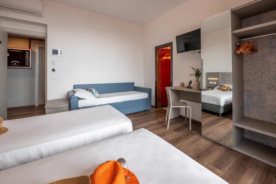 Photo of the whole room, Bedroom, wardrobe, air conditioner