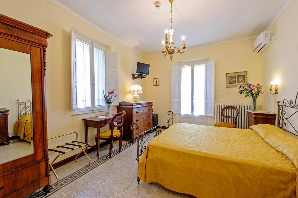 Nearby landmark, Spring, Bed, Natural landscape, Summer, TV and multimedia, Coffee/tea facilities, View (from property/room), Balcony/Terrace, Photo of the whole room, Decorative detail, Bedroom, Lake view, Landmark view, Mountain view, Area and facilities, furniture, internet, room service, wardrobe, wedding, air conditioner