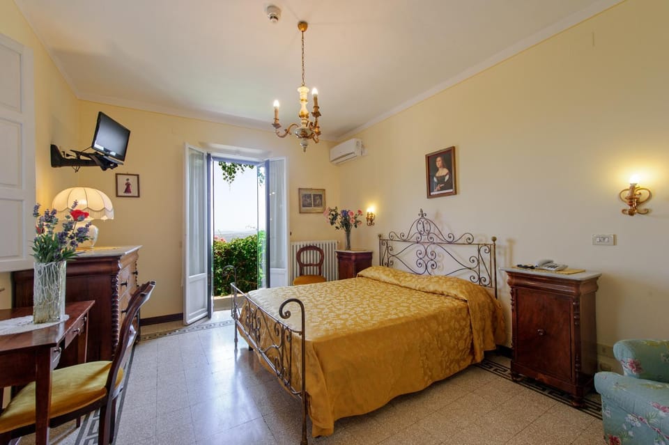 Nearby landmark, Spring, Bed, Natural landscape, Summer, TV and multimedia, Coffee/tea facilities, View (from property/room), Balcony/Terrace, Photo of the whole room, Decorative detail, Bedroom, Lake view, Landmark view, Mountain view, Area and facilities, furniture, internet, room service, wardrobe, wedding, air conditioner