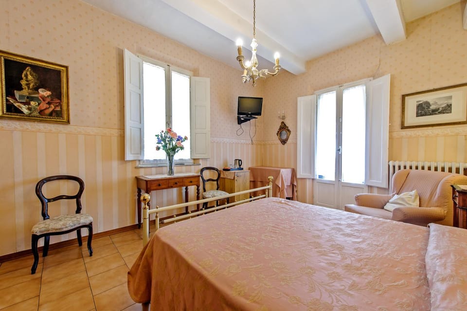 Nearby landmark, Spring, Bed, Natural landscape, Summer, TV and multimedia, Coffee/tea facilities, View (from property/room), Balcony/Terrace, Photo of the whole room, Decorative detail, Bedroom, Lake view, Landmark view, Mountain view, Area and facilities, furniture, internet, room service, wardrobe, wedding, air conditioner