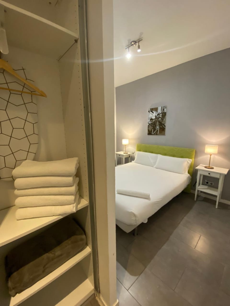 Bed, Photo of the whole room, Bedroom, towels