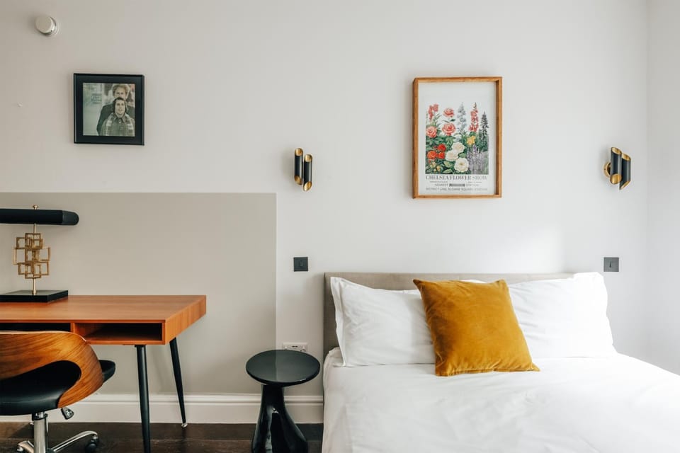 Bed, Seating area, Bedroom