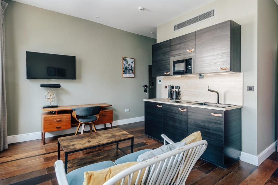 TV and multimedia, Kitchen or kitchenette, Seating area, microwave, oven, stove