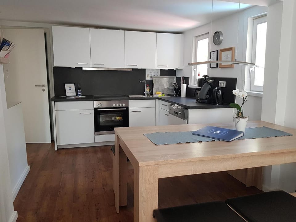Kitchen or kitchenette, Dining area