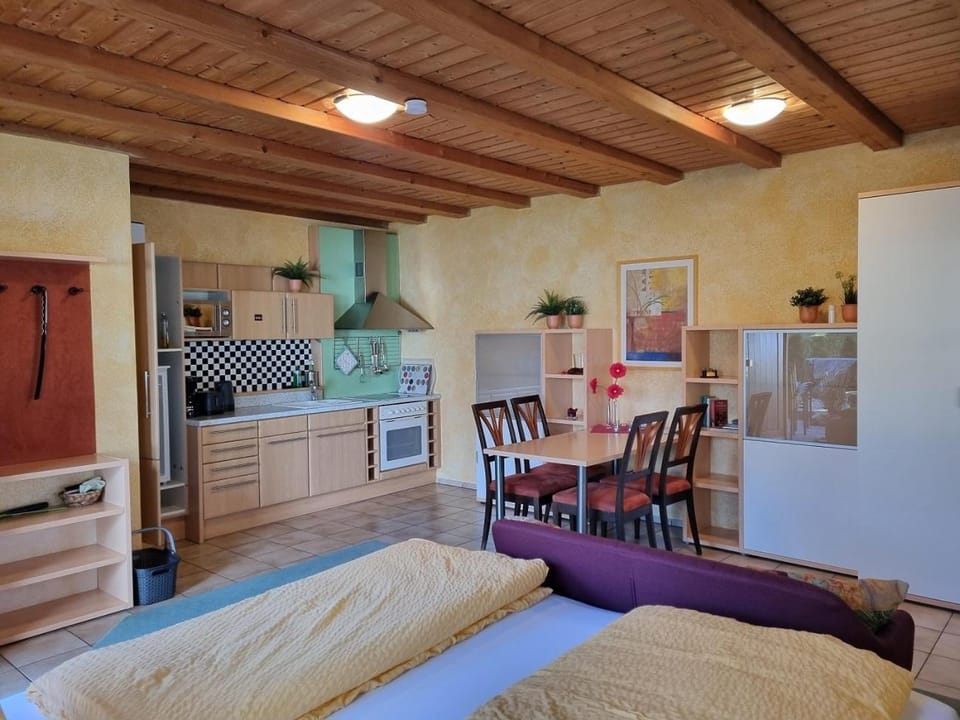 Bed, Kitchen or kitchenette, Dining area