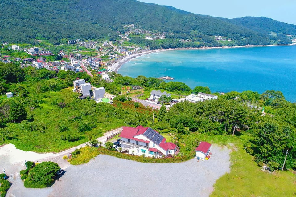 Property building, Day, Neighbourhood, Sea view