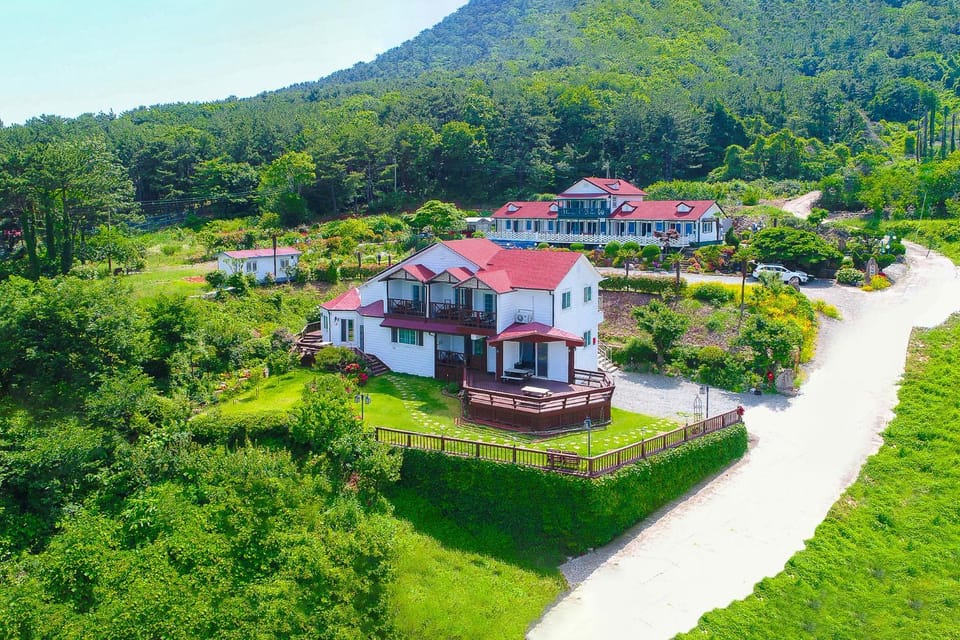 Property building, Day, Natural landscape, Bird's eye view, Garden view, Mountain view