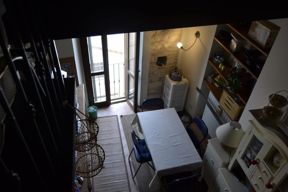 Photo of the whole room, Dining area