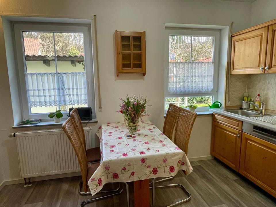 Dining area, kitchen