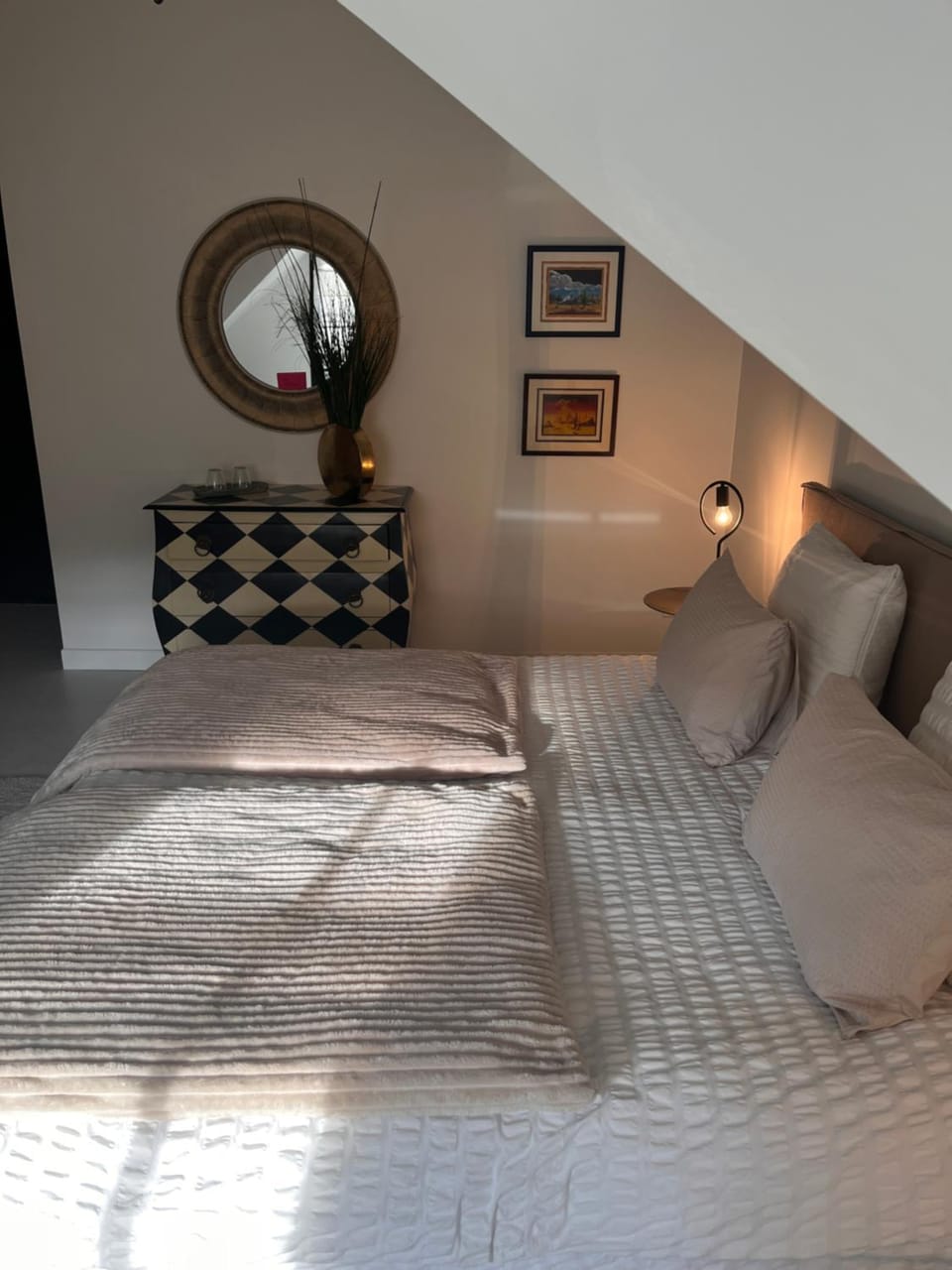 Photo of the whole room, Bedroom