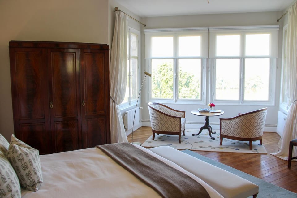 Bed, Photo of the whole room, Seating area, Bedroom