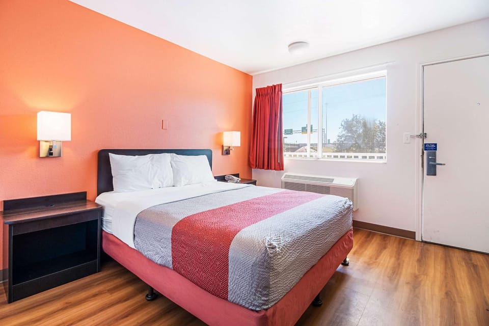 TV and multimedia, Bedroom, On site