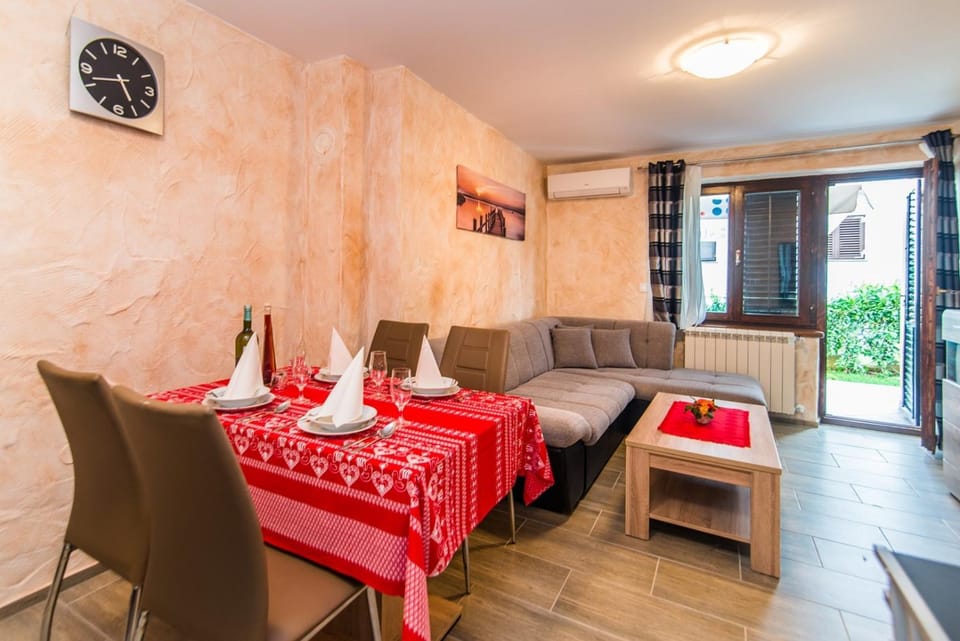 Living room, Dining area