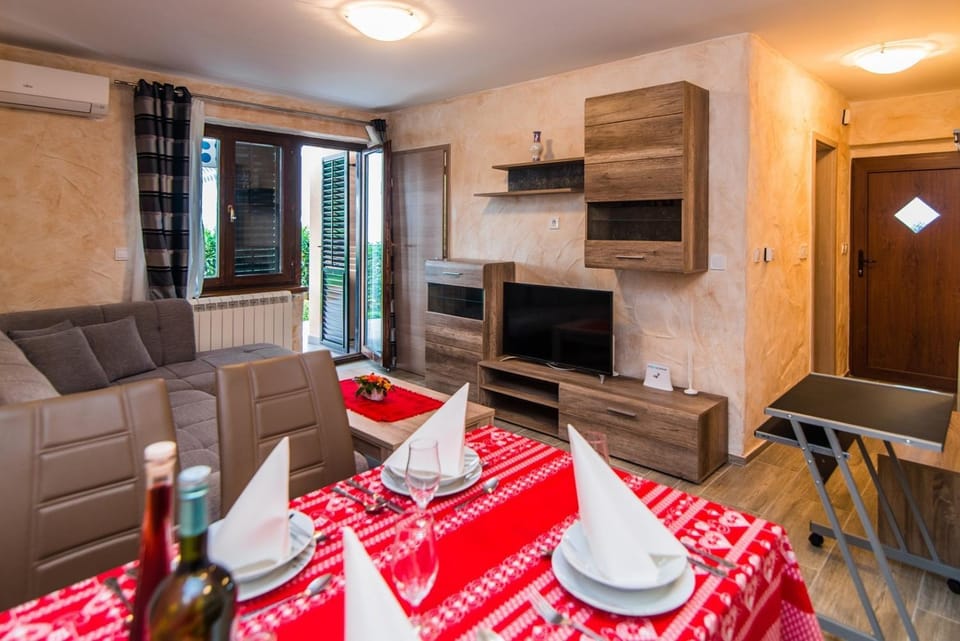 Living room, Dining area