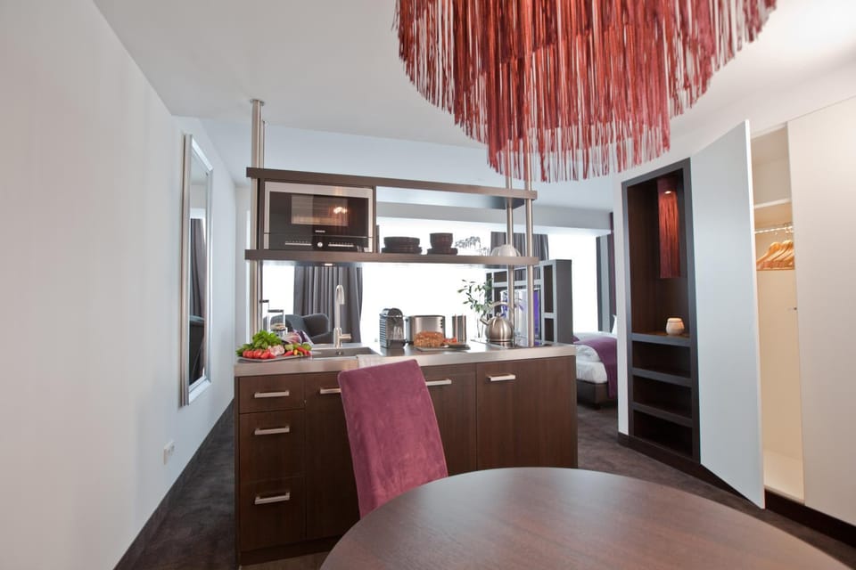 Kitchen or kitchenette, Dining area