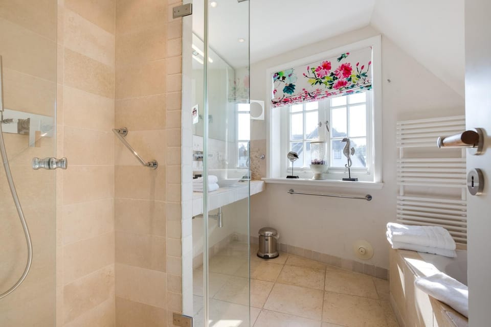 Toilet, Bathroom, towels