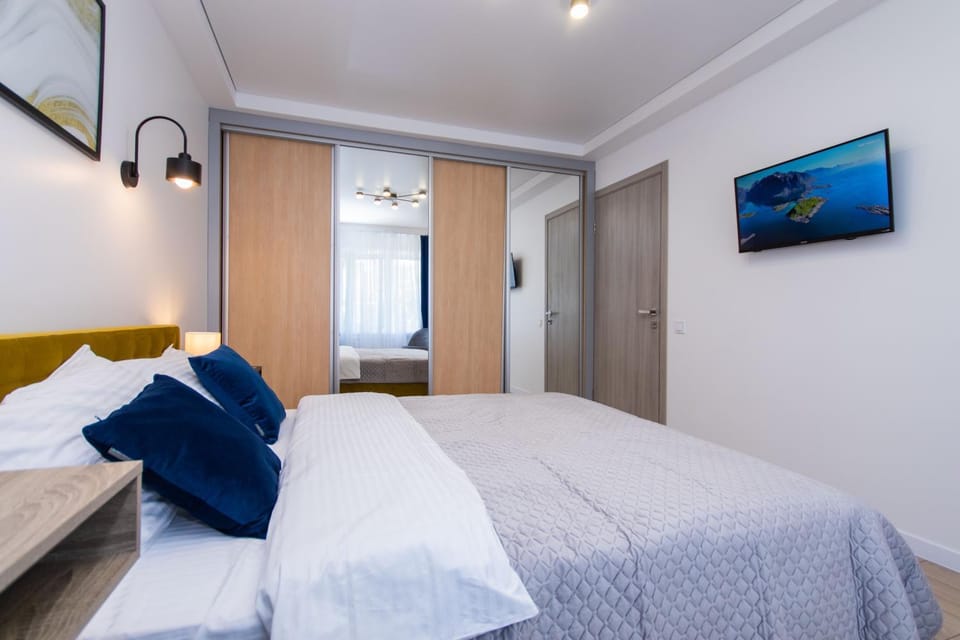 Photo of the whole room, Bedroom, wardrobe