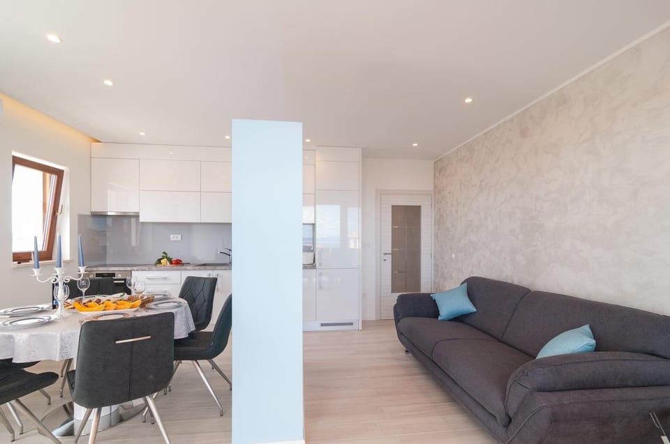 Kitchen or kitchenette, Living room, Dining area