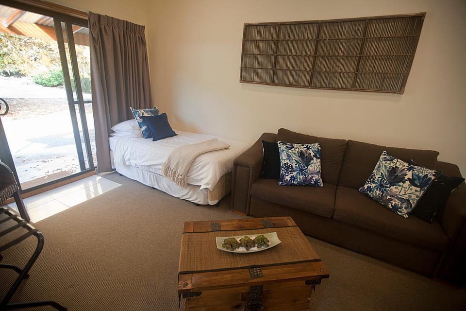 The Shingles Riverside Cottages Nature lodge in New Norfolk