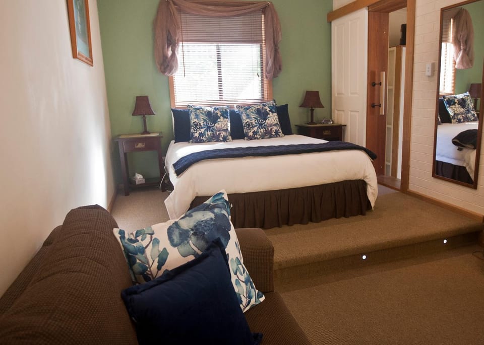 The Shingles Riverside Cottages Nature lodge in New Norfolk