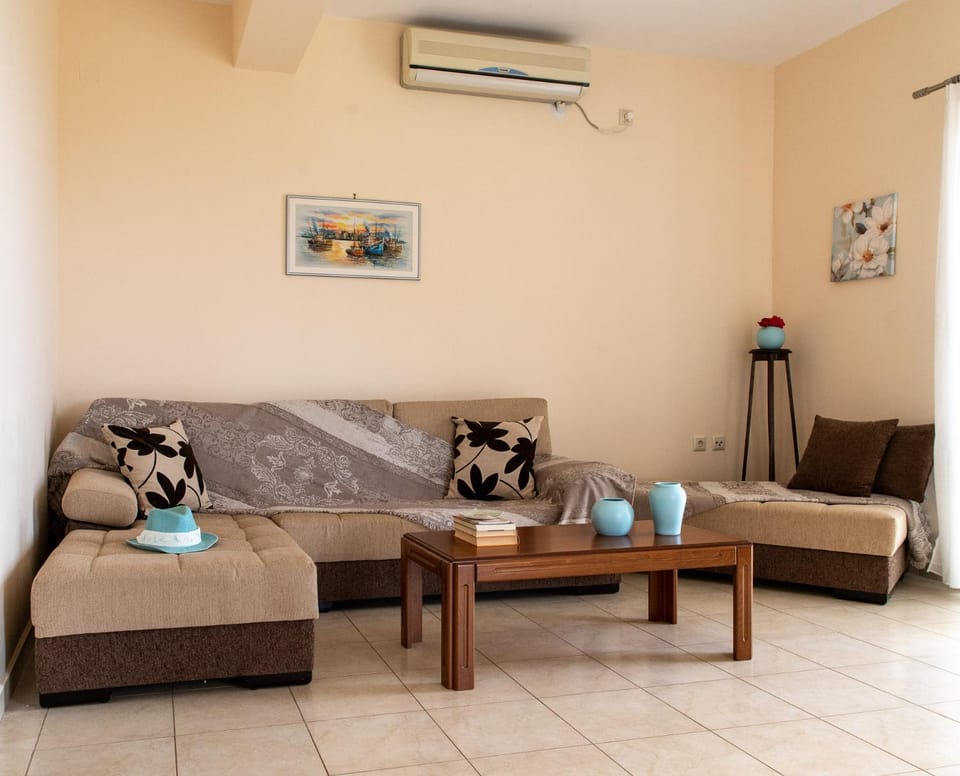 Living room, Seating area, air conditioner