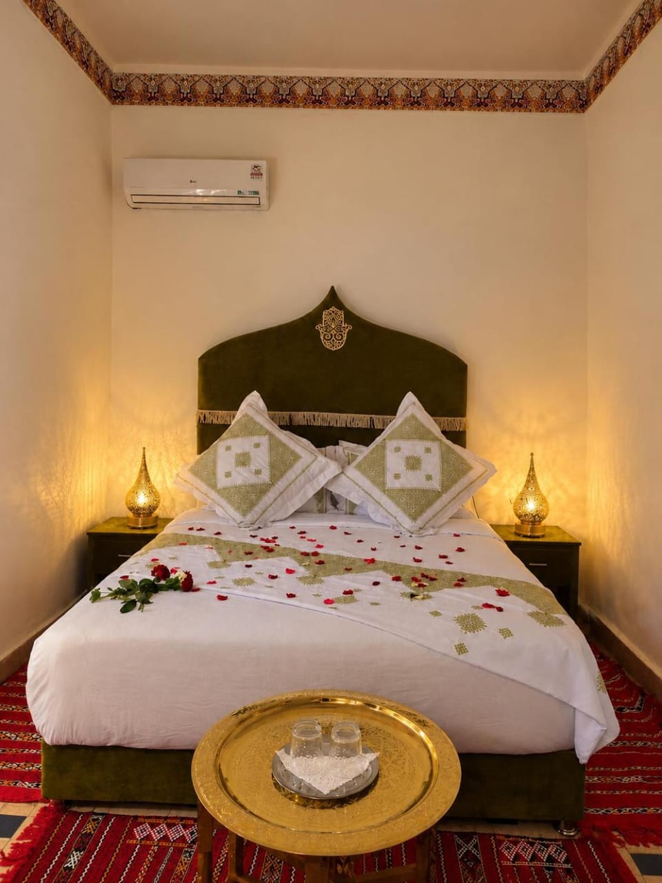 Bed, Living room, Photo of the whole room