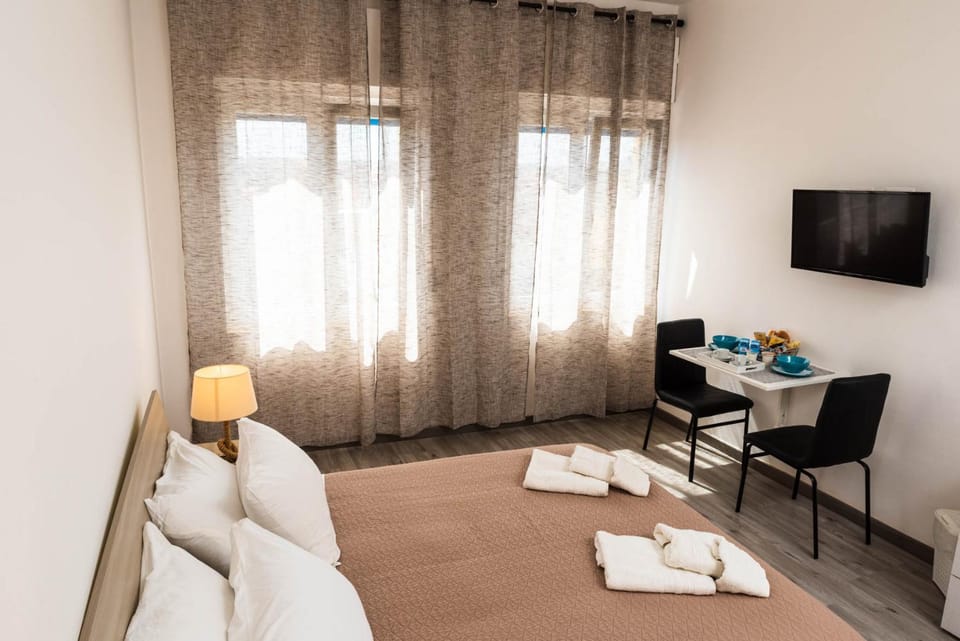 Bed, TV and multimedia, Bedroom, Breakfast