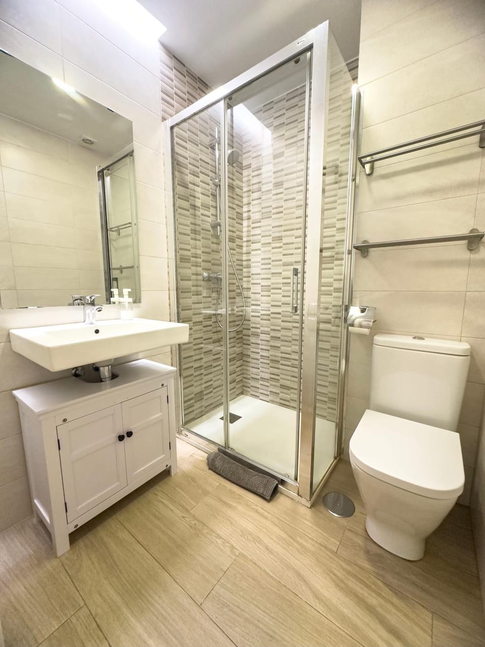 Shower, Toilet, Bathroom, towels