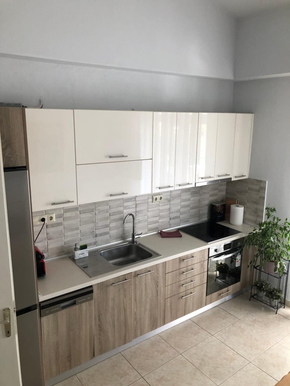 Kitchen or kitchenette, dishwasher, minibar, stove