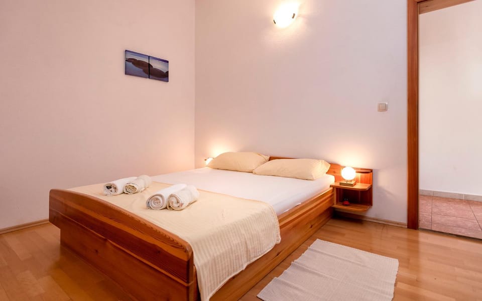 Bed, Bedroom, Sea view, Sea view, towels
