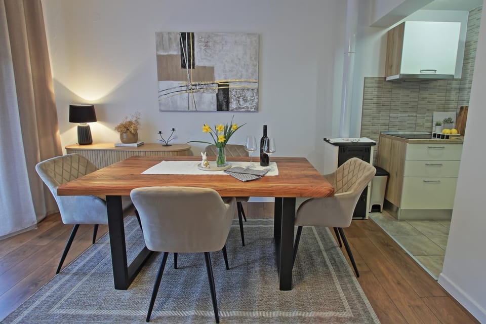 Kitchen or kitchenette, Dining area