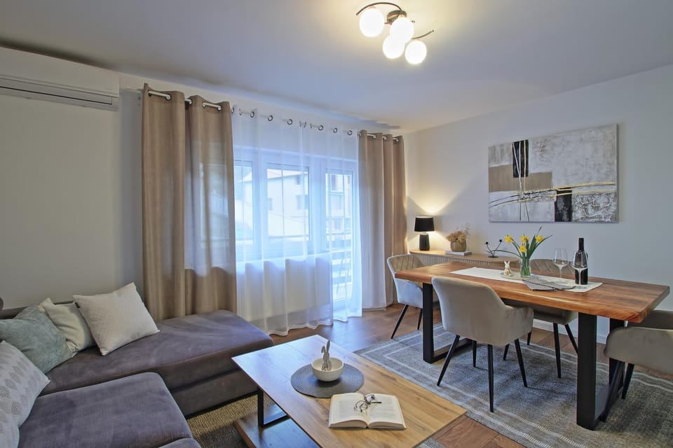 Kitchen or kitchenette, Living room, Seating area, Dining area