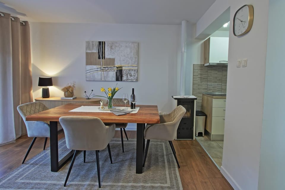 Kitchen or kitchenette, Dining area