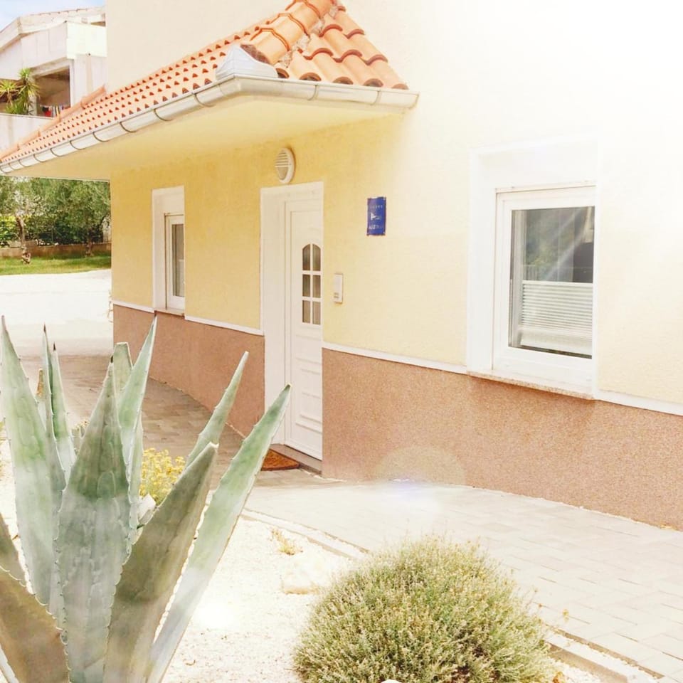 Patio, Facade/entrance