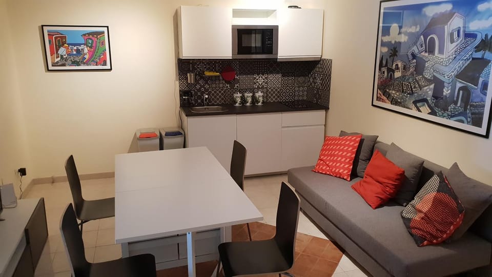 Seating area, Dining area
