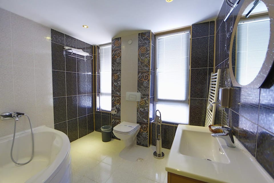 Shower, Toilet