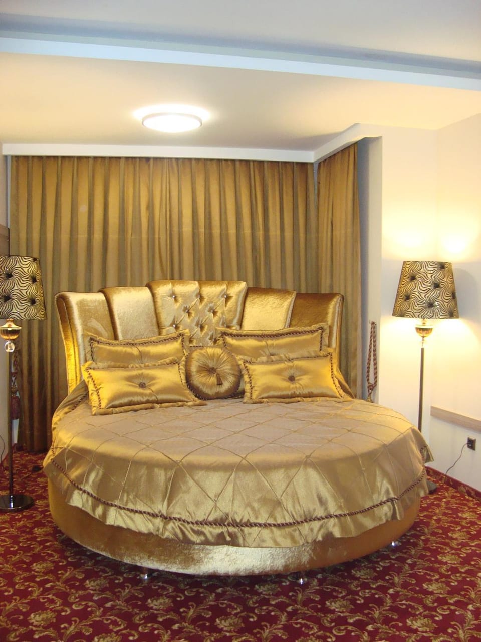 Bed, Living room, Photo of the whole room, Seating area, Bedroom