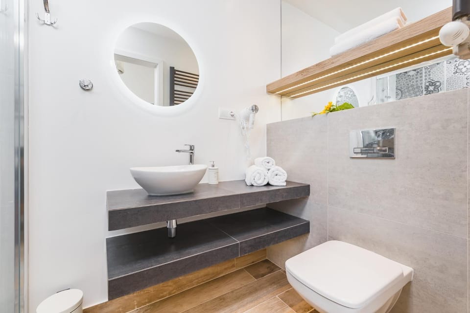 Shower, Toilet, Bathroom, hair dryier, towels