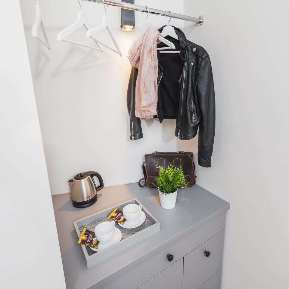 Coffee/tea facilities, furniture, wardrobe