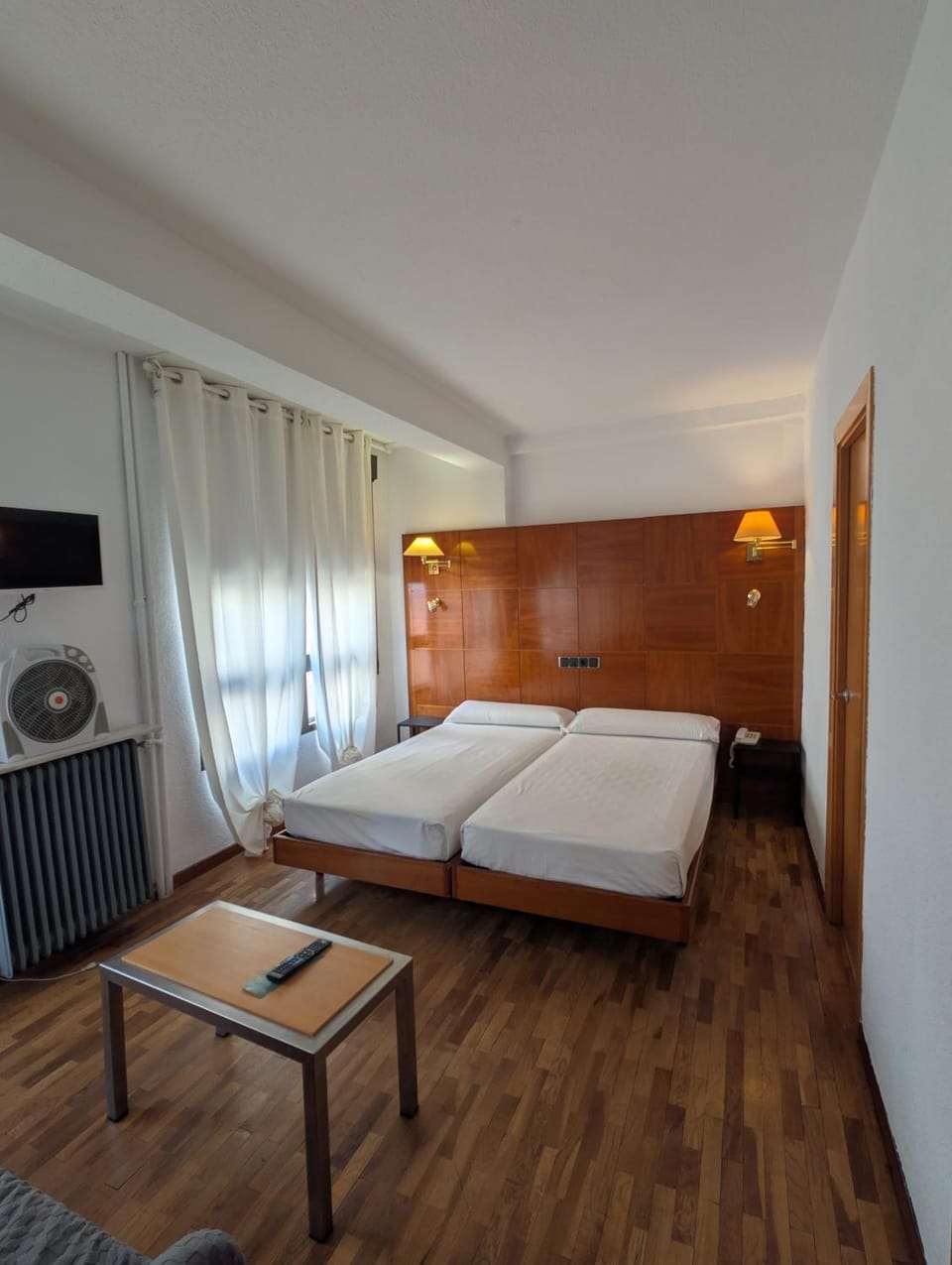 Bed, TV and multimedia, Photo of the whole room, Bedroom