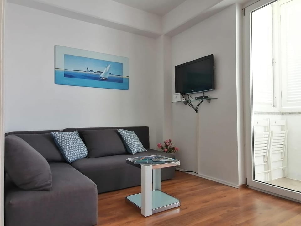 Communal lounge/ TV room, TV and multimedia, Living room, Seating area