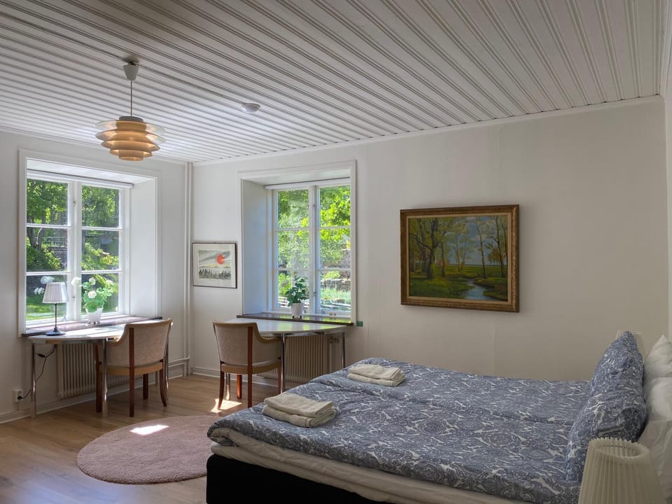 Bed, Seating area